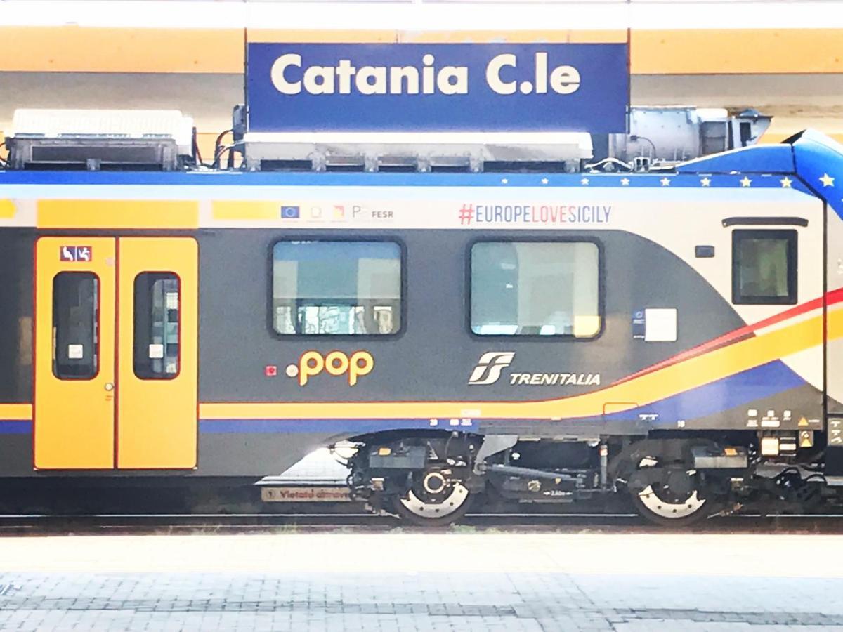 Binario 8 Catania Stazione Centrale Dış mekan fotoğraf